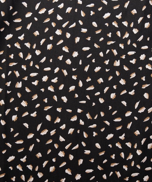 Viola e Viola（ヴィオラエヴィオラ）の「ゆるっときれいなスキッパーフレアー袖ブラウス（シャツ/ブラウス・レディース・ブルー/ベージュ系その他/イエロー/オレンジ系その他/ブラック系その他/オフホワイト/グリーン/ブラック/コバルトブルー/オレンジ・LARGE/MEDIUM/XX-LARGE/X-LARGE）」の20枚目の写真