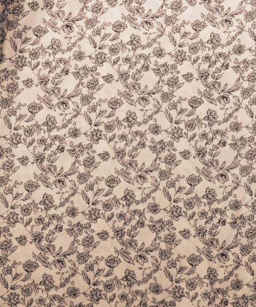 Viola e Viola（ヴィオラエヴィオラ）の「ゆるっときれいなスキッパーフレアー袖ブラウス（シャツ/ブラウス・レディース・ブルー/ベージュ系その他/イエロー/オレンジ系その他/ブラック系その他/オフホワイト/グリーン/ブラック/コバルトブルー/オレンジ・LARGE/MEDIUM/XX-LARGE/X-LARGE）」の21枚目の写真