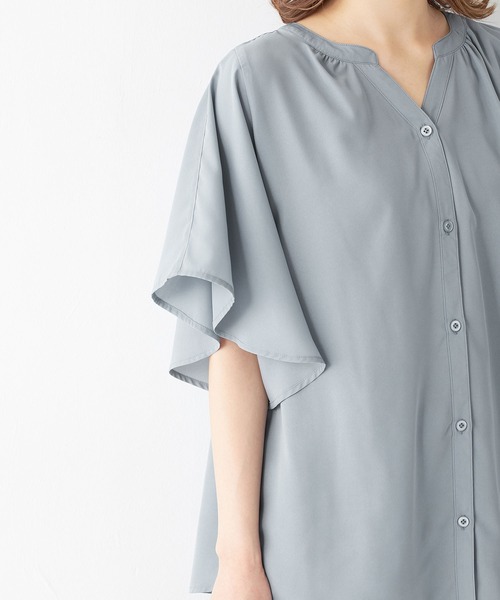 Viola e Viola（ヴィオラエヴィオラ）の「ゆるっときれいなスキッパーフレアー袖ブラウス（シャツ/ブラウス・レディース・ブルー/ベージュ系その他/イエロー/オレンジ系その他/ブラック系その他/オフホワイト/グリーン/ブラック/コバルトブルー/オレンジ・LARGE/MEDIUM/XX-LARGE/X-LARGE）」の12枚目の写真