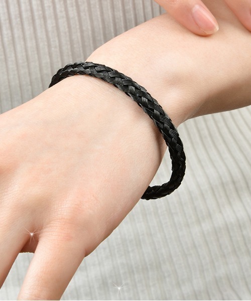 Coo+i（クーイ）の「編み込みデザインバングル（バングル/リストバンド・レディース・ブラック/シルバー/ゴールド・FREE）」の3枚目の写真