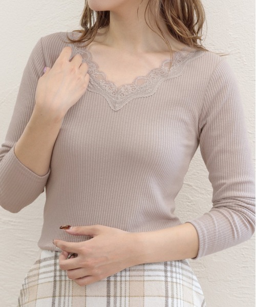 ad thie(アドティエ)の「Vネック レース テレコ ロングTシャツ(Tシャツ/カットソー・レディース・ピンクベージュ/ブラック/オフホワイト/ベージュ/ラベンダー/モカ・MEDIUM/LARGE)」の4枚目の写真