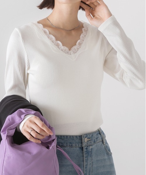 ad thie(アドティエ)の「Vネック レース テレコ ロングTシャツ(Tシャツ/カットソー・レディース・ピンクベージュ/ブラック/オフホワイト/ベージュ/ラベンダー/モカ・MEDIUM/LARGE)」の2枚目の写真