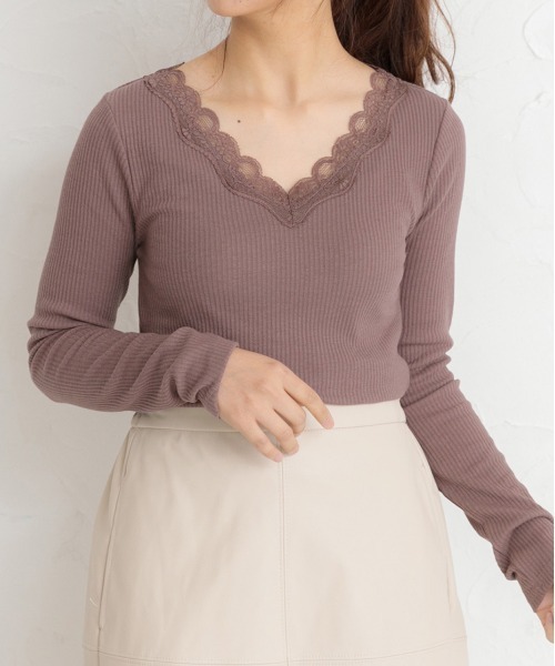 ad thie(アドティエ)の「Vネック レース テレコ ロングTシャツ(Tシャツ/カットソー・レディース・ピンクベージュ/ブラック/オフホワイト/ベージュ/ラベンダー/モカ・MEDIUM/LARGE)」の3枚目の写真