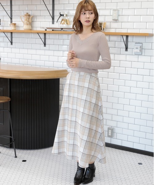ad thie(アドティエ)の「Vネック レース テレコ ロングTシャツ(Tシャツ/カットソー・レディース・ピンクベージュ/ブラック/オフホワイト/ベージュ/ラベンダー/モカ・MEDIUM/LARGE)」の17枚目の写真
