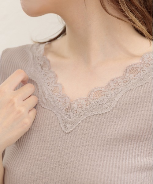 ad thie(アドティエ)の「Vネック レース テレコ ロングTシャツ(Tシャツ/カットソー・レディース・ピンクベージュ/ブラック/オフホワイト/ベージュ/ラベンダー/モカ・MEDIUM/LARGE)」の18枚目の写真