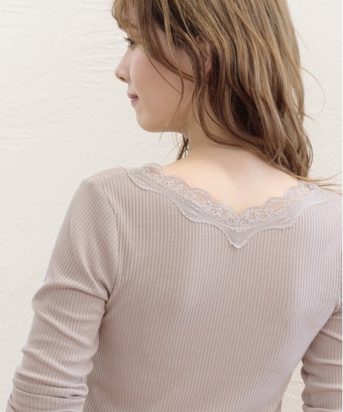 ad thie(アドティエ)の「Vネック レース テレコ ロングTシャツ(Tシャツ/カットソー・レディース・ピンクベージュ/ブラック/オフホワイト/ベージュ/ラベンダー/モカ・MEDIUM/LARGE)」の19枚目の写真