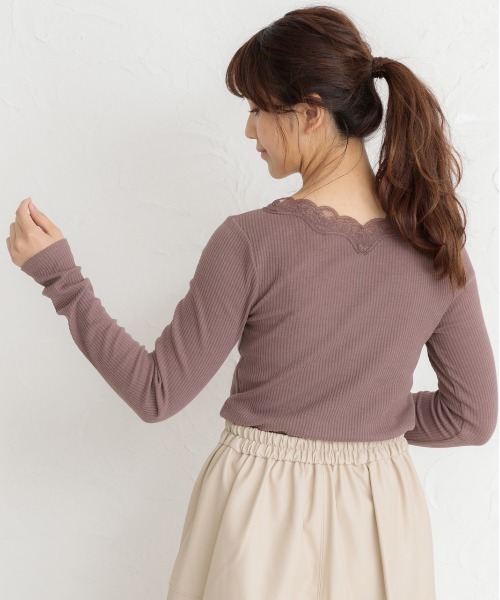 ad thie(アドティエ)の「Vネック レース テレコ ロングTシャツ(Tシャツ/カットソー・レディース・ピンクベージュ/ブラック/オフホワイト/ベージュ/ラベンダー/モカ・MEDIUM/LARGE)」の14枚目の写真