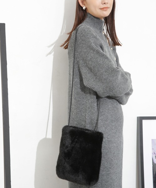 NANO universe(ナノユニバース)の「フェイクファーポシェット(ショルダーバッグ・レディース・グレー系その他4/ブラック・FREE)」の3枚目の写真