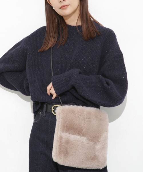 NANO universe(ナノユニバース)の「フェイクファーポシェット(ショルダーバッグ・レディース・グレー系その他4/ブラック・FREE)」の4枚目の写真