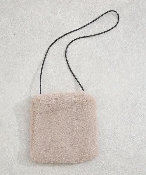 NANO universe(ナノユニバース)の「フェイクファーポシェット(ショルダーバッグ・レディース・グレー系その他4/ブラック・FREE)」の5枚目の写真