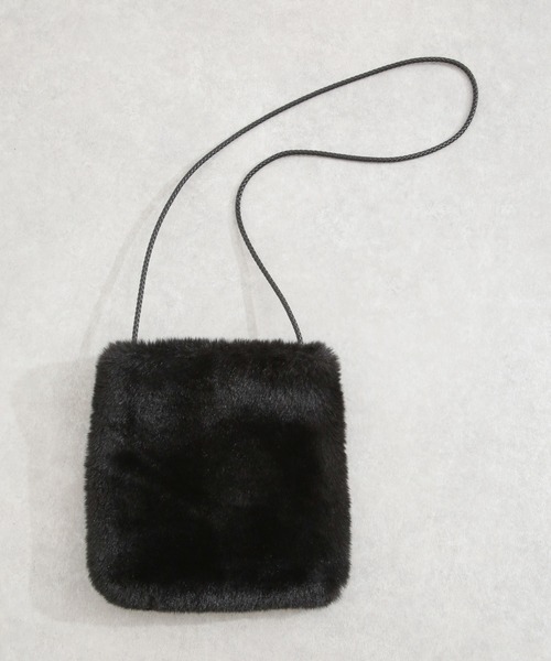 NANO universe(ナノユニバース)の「フェイクファーポシェット(ショルダーバッグ・レディース・グレー系その他4/ブラック・FREE)」の6枚目の写真