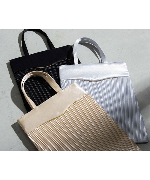 RUIRUE BOUTIQUE(ルイルエブティック)の「プリーツサテンパーティーサブバッグ(エコバッグ/サブバッグ・レディース・ベージュ/グレー/ブラック・FREE)」の4枚目の写真