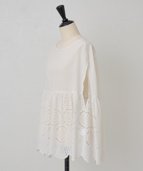 人気完売‼︎ ビアズリー レースポンチョブラウス 白 新品タグ付き 最終価格☆ BEARDSLEY(ビアズリー)の「《レイヤードに》レースポンチョ