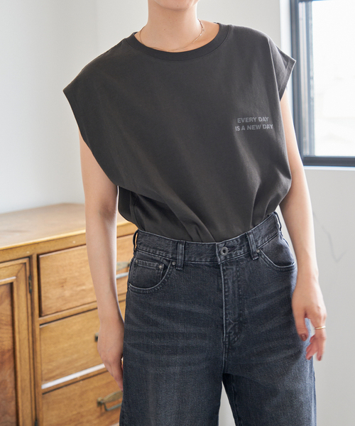 Spick & Span（スピックアンドスパン）の「ラメ ロゴ プリントフレンチT（Tシャツ/カットソー・レディース・チャコールグレー/ホワイト・FREE）」の11枚目の写真