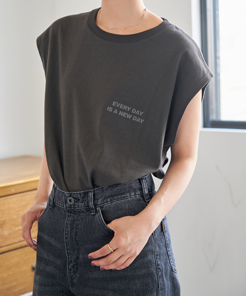 Spick & Span（スピックアンドスパン）の「ラメ ロゴ プリントフレンチT（Tシャツ/カットソー・レディース・チャコールグレー/ホワイト・FREE）」の12枚目の写真