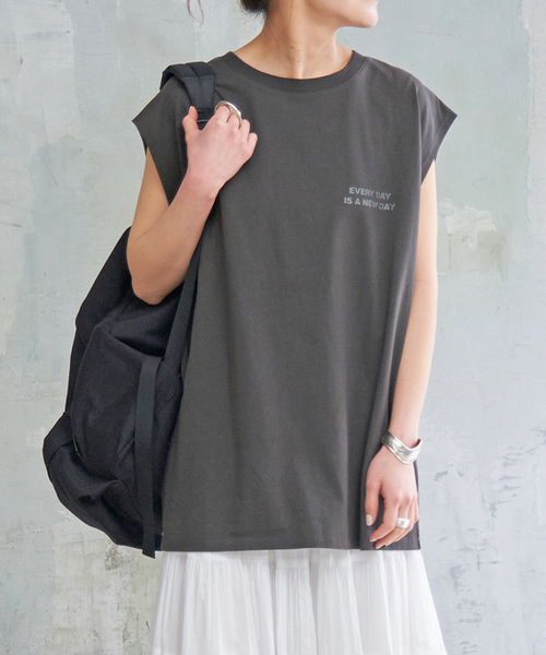 Spick & Span（スピックアンドスパン）の「ラメ ロゴ プリントフレンチT（Tシャツ/カットソー・レディース・チャコールグレー/ホワイト・FREE）」の19枚目の写真