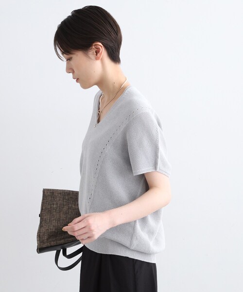 INDIVI（インディヴィ）の「◆【洗える／サマーニット】無縫製ペーパーヤーンアシメ編地ニット（ニット/セーター・レディース・ブルー/ブラック/ホワイト/ライトグレー/マスタード・05/13/15 /19/38/34）」の11枚目の写真