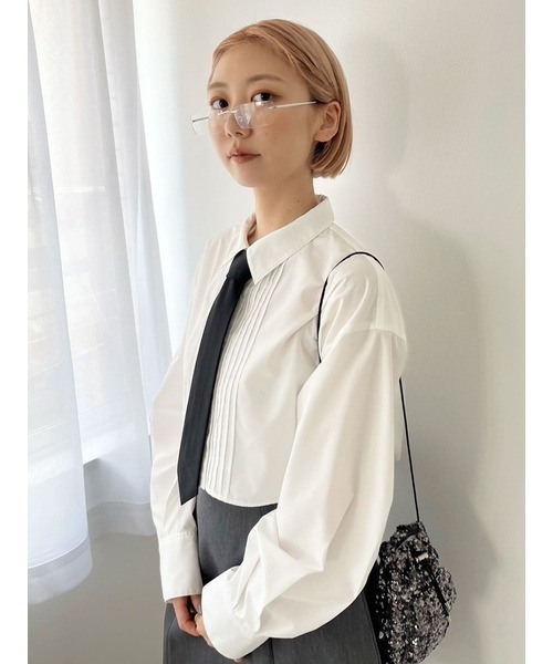 ブランド公式通販サイト LILY BROWN（リリーブラウン）の「タイ付きクロップドシャツ トップス