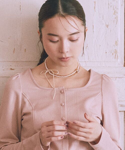 earth music&ecology（アースミュージックアンドエコロジー）の「ベロアリボン×パールネックレス（ネックレス・レディース・グレー/ベージュ・FREE）」の10枚目の写真