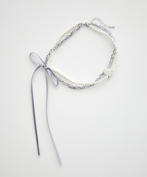 earth music&ecology（アースミュージックアンドエコロジー）の「ベロアリボン×パールネックレス（ネックレス・レディース・グレー/ベージュ・FREE）」の2枚目の写真