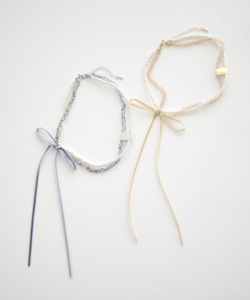 earth music&ecology（アースミュージックアンドエコロジー）の「ベロアリボン×パールネックレス（ネックレス・レディース・グレー/ベージュ・FREE）」の3枚目の写真