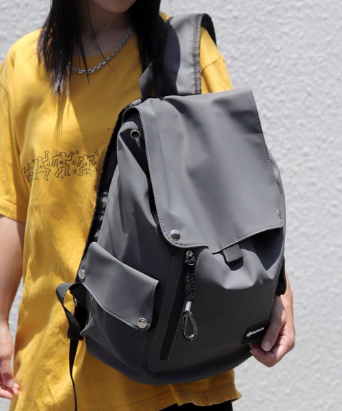 florist（フローリスト）の「【改良版】【防水/撥水】メンズレディース兼用大容量フラップカジュアルリュック（バックパック/リュック・レディース・グレー系1/ブラック系1/ブラック系3/グリーン系1/ブルー系2/ブラック系2/グリーン系3/ブラウン系3/レッド系1/ホワイト系2/レッド系2/グレー系3・FREE）」の15枚目の写真