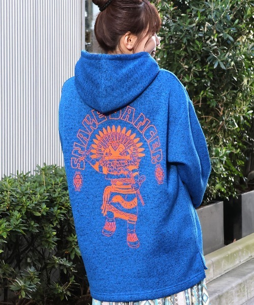 チチカカ(チチカカ)の「スネークダンサープリントプルパーカー(パーカー・レディース・グレー/ブラック/グリーン/ブルー・FREE)」の4枚目の写真