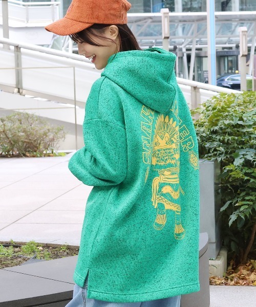 チチカカ(チチカカ)の「スネークダンサープリントプルパーカー(パーカー・レディース・グレー/ブラック/グリーン/ブルー・FREE)」の2枚目の写真