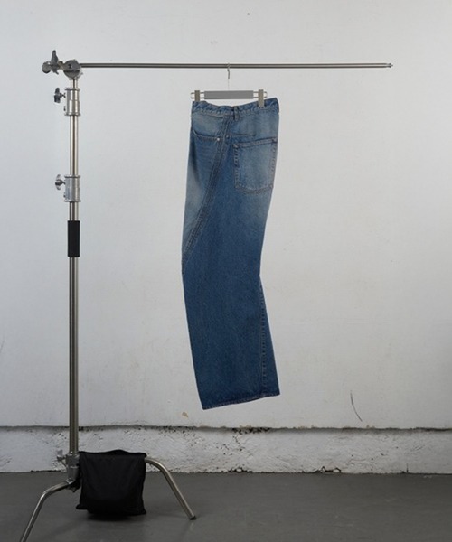 NVRFRGT(ネヴァーフォーゲット)の「3D TWISTED WIDE LEG JEANS(デニムパンツ・メンズ・インディゴブルー・1/2)」の11枚目の写真