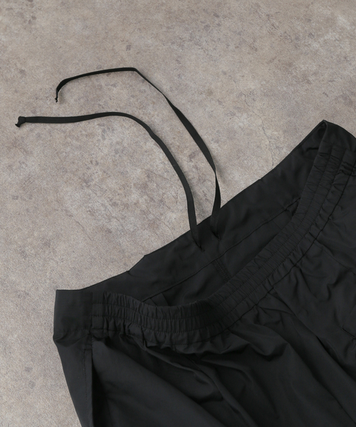 TOGA PULLA（トーガ　プルラ）の「TOGA PULLA MEMORY TAFFTA PANTS TP251-FF231：パンツ（その他パンツ・レディース・ブラック・36/34）」の12枚目の写真