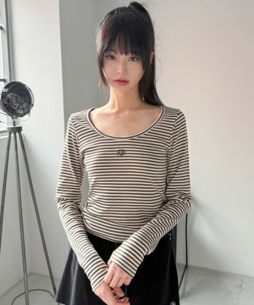 muahmuah(ムーアムーア)の「A'GEM/9 × .kom 『muah muah/ムーアムーア』 STRIPE U NECK LONG SLEEVE T-SHIRT/ストライプ U ネック 長袖カットソー(Tシャツ/カットソー・レディース・ブラック/カーキ/レッド・FREE)」の2枚目の写真