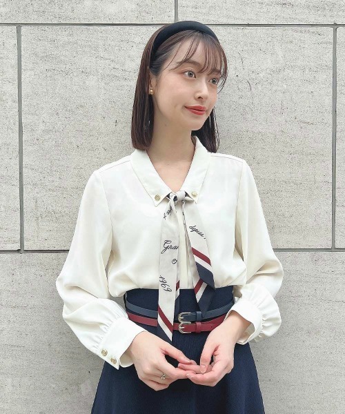 an another angelus(アンアナザーアンジェラス)の「ロゴラインスカーフ付きシャツ【セットアップ可能】(シャツ/ブラウス・レディース・オフホワイト/チャコールグレー・FREE)」の3枚目の写真