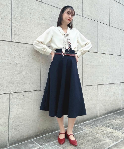 an another angelus(アンアナザーアンジェラス)の「ロゴラインスカーフ付きシャツ【セットアップ可能】(シャツ/ブラウス・レディース・オフホワイト/チャコールグレー・FREE)」の6枚目の写真