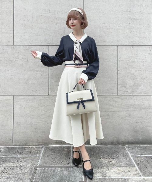 an another angelus(アンアナザーアンジェラス)の「ロゴラインスカーフ付きシャツ【セットアップ可能】(シャツ/ブラウス・レディース・オフホワイト/チャコールグレー・FREE)」の12枚目の写真