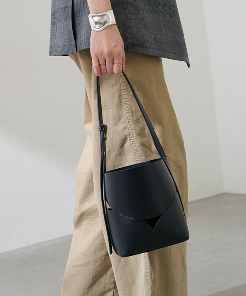 LE TALON(ルタロン)の「LE TALON cutting bag(ショルダーバッグ・レディース・ベージュ/ブラック・FREE)」の7枚目の写真