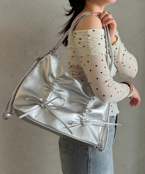 efill（エフィル）の「ルーシュ リボン ショルダーバッグ（ショルダーバッグ・レディース・ブラック/シルバー・FREE）」の8枚目の写真