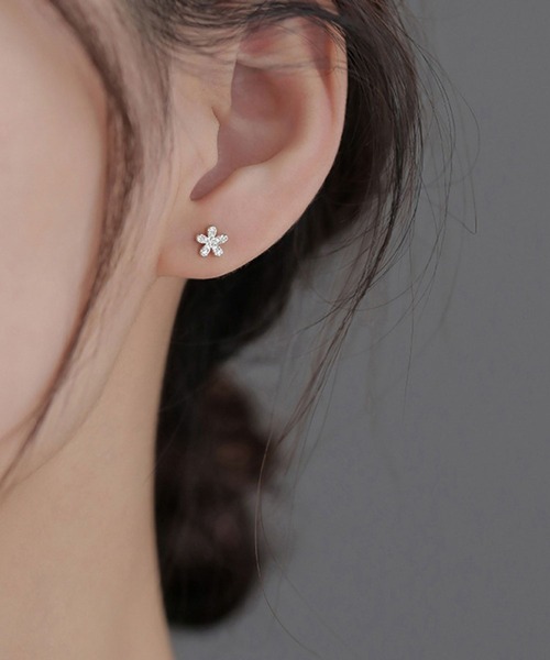 yu-ka(ユーカ)の「YU-KA:ジルコニアミニフラワースタッドピアス zirconia mini flower stud pierce(ピアス(両耳用)・レディース・シルバー・FREE)」の3枚目の写真