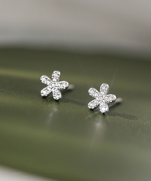 yu-ka(ユーカ)の「YU-KA:ジルコニアミニフラワースタッドピアス zirconia mini flower stud pierce(ピアス(両耳用)・レディース・シルバー・FREE)」の4枚目の写真