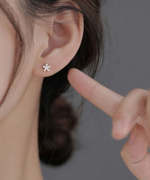 yu-ka(ユーカ)の「YU-KA:ジルコニアミニフラワースタッドピアス zirconia mini flower stud pierce(ピアス(両耳用)・レディース・シルバー・FREE)」の2枚目の写真