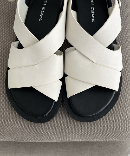 CAPRICIEUX LE'MAGE（カプリシューレマージュ）の「クロスフラットサンダル（サンダル・レディース・ブラック/オフホワイト・36/37/38）」の6枚目の写真