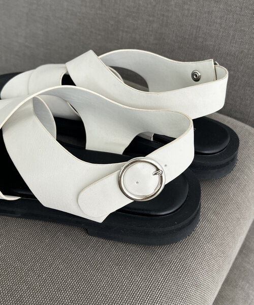 CAPRICIEUX LE'MAGE（カプリシューレマージュ）の「クロスフラットサンダル（サンダル・レディース・ブラック/オフホワイト・36/37/38）」の5枚目の写真