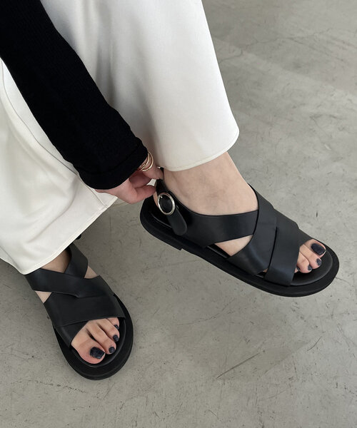 CAPRICIEUX LE'MAGE（カプリシューレマージュ）の「クロスフラットサンダル（サンダル・レディース・ブラック/オフホワイト・36/37/38）」の3枚目の写真