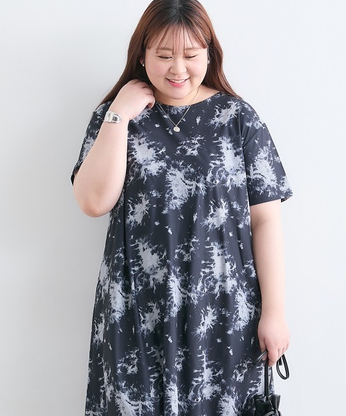 SMILE LAND(スマイルランド)の「<大きいサイズ> タイダイプリントゆるシルエットカットソーロングワンピース(ワンピース・レディース・グリーン系/ネイビー系/ブラック系・LL/3L/4L/5L/L)」の8枚目の写真
