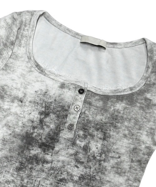 XU(エックスユー)の「【Never mind the XU】marble washed tee / 【ネバーマインド ザ エックスユー】マーブルウォッシュドヘンリーネックプリント半袖Tシャツ(Tシャツ/カットソー・レディース・ブラック/チャコール/ホワイト×グレー・ONE SIZE)」の6枚目の写真