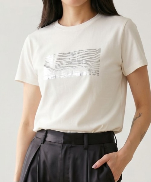 Per sist ence(パーシエンス)の「綿天竺コンパクト柄箔Tシャツ(Tシャツ/カットソー・レディース・ホワイト系3/ホワイト系1/ホワイト系2/グレー系2/グレー系3/グレー系1・ONE SIZE)」の2枚目の写真