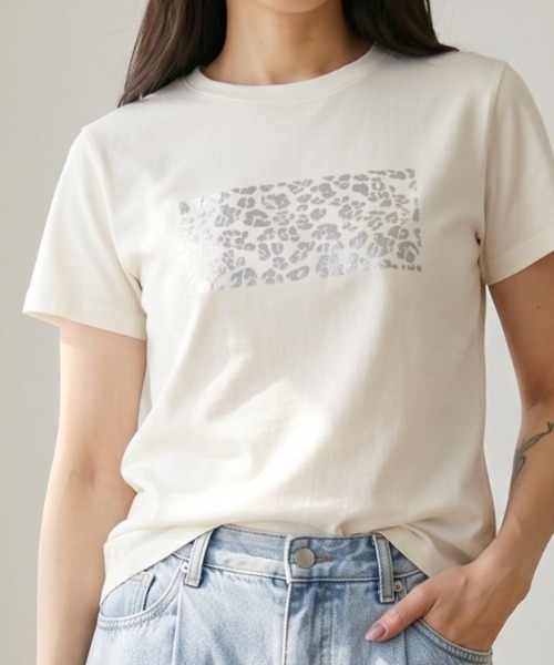 Per sist ence(パーシエンス)の「綿天竺コンパクト柄箔Tシャツ(Tシャツ/カットソー・レディース・ホワイト系3/ホワイト系1/ホワイト系2/グレー系2/グレー系3/グレー系1・ONE SIZE)」の1枚目の写真