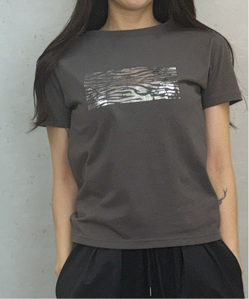 Per sist ence(パーシエンス)の「綿天竺コンパクト柄箔Tシャツ(Tシャツ/カットソー・レディース・ホワイト系3/ホワイト系1/ホワイト系2/グレー系2/グレー系3/グレー系1・ONE SIZE)」の4枚目の写真