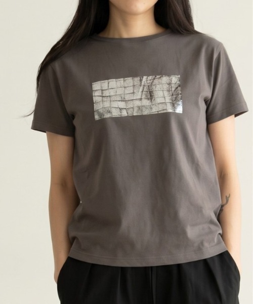 Per sist ence(パーシエンス)の「綿天竺コンパクト柄箔Tシャツ(Tシャツ/カットソー・レディース・ホワイト系3/ホワイト系1/ホワイト系2/グレー系2/グレー系3/グレー系1・ONE SIZE)」の6枚目の写真
