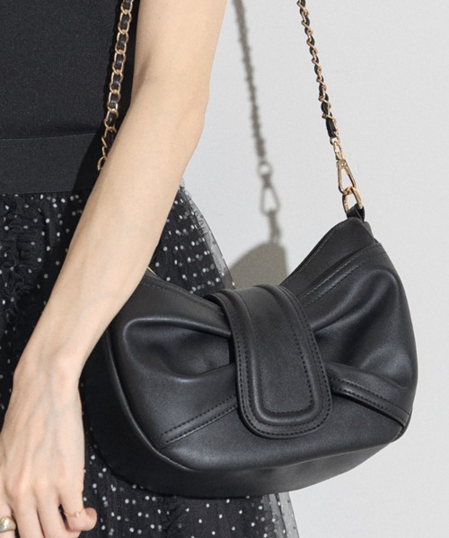 tocco closet(トッコ クローゼット)の「【ZOZO限定】ギャザーラウンドショルダーバッグ(ショルダーバッグ・レディース・アイボリー/ブラック・M)」の1枚目の写真