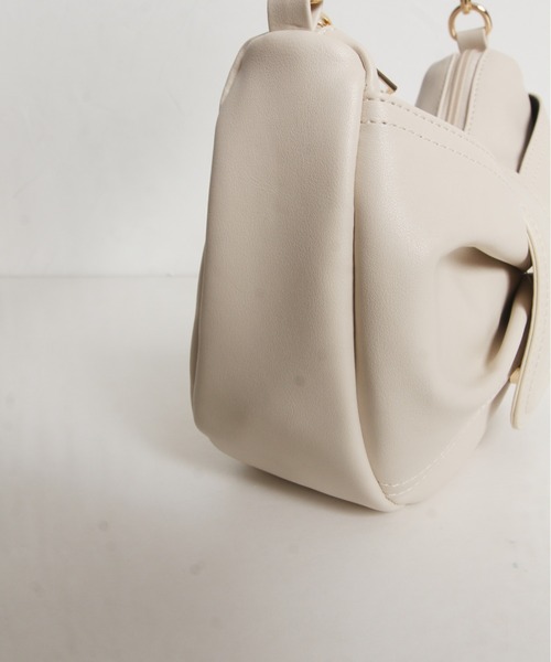 tocco closet(トッコ クローゼット)の「【ZOZO限定】ギャザーラウンドショルダーバッグ(ショルダーバッグ・レディース・アイボリー/ブラック・M)」の21枚目の写真